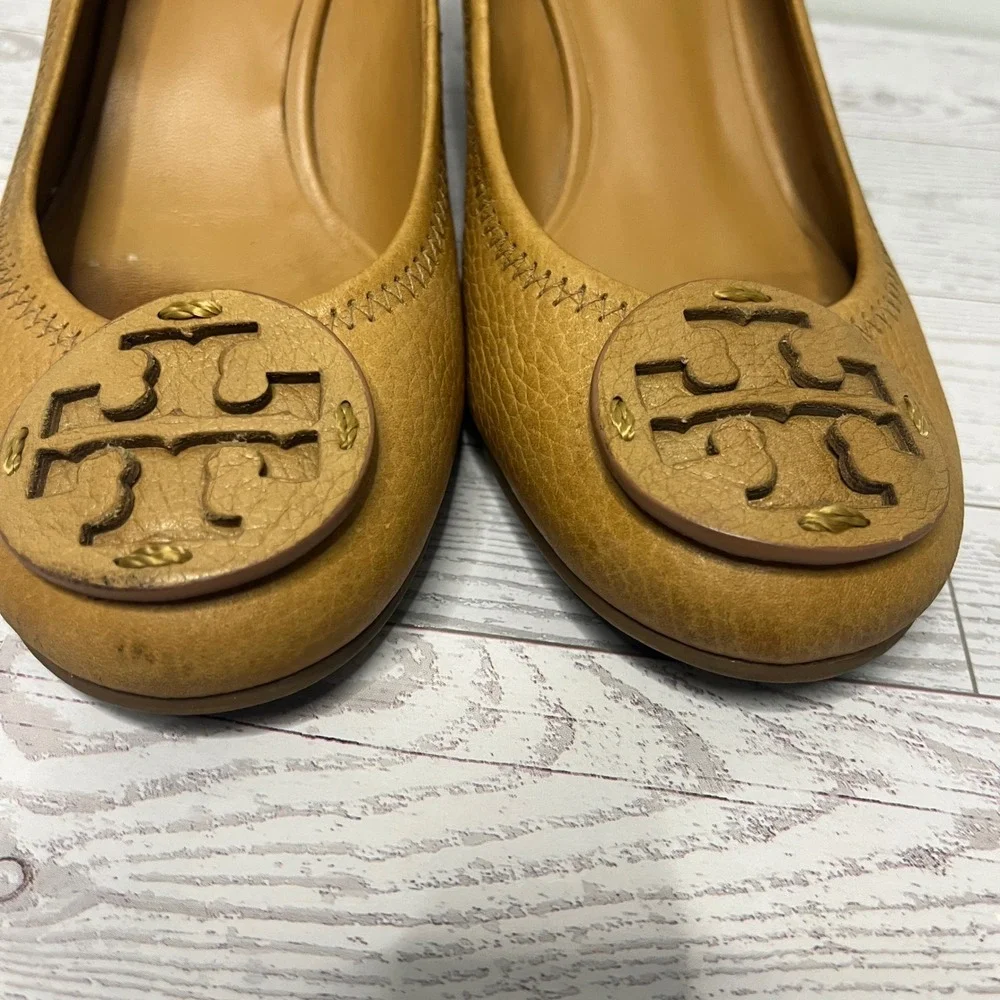 Tory Burch Sally Tan Pebbled Leather Wedge Pumps Logo Medallion 7.5M 50008658.78